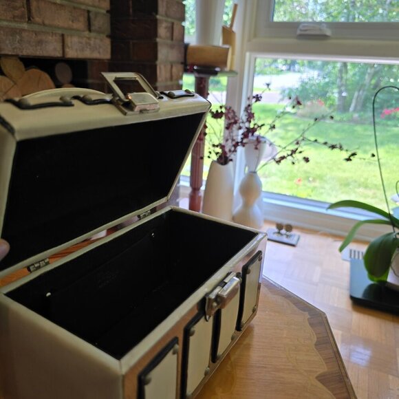 Tano of Madrid - Vintage Silver & Leather Locking Train Case Style Purse​ - Picture 9 of 16